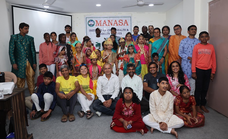 INTERNATIIONAL AND INDIAN MARATHONERS VISITED CHRITY PARTNER MANASA--PIC 2