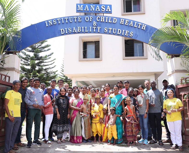 INTERNATIIONAL AND INDIAN MARATHONERS VISITED CHRITY PARTNER MANASA