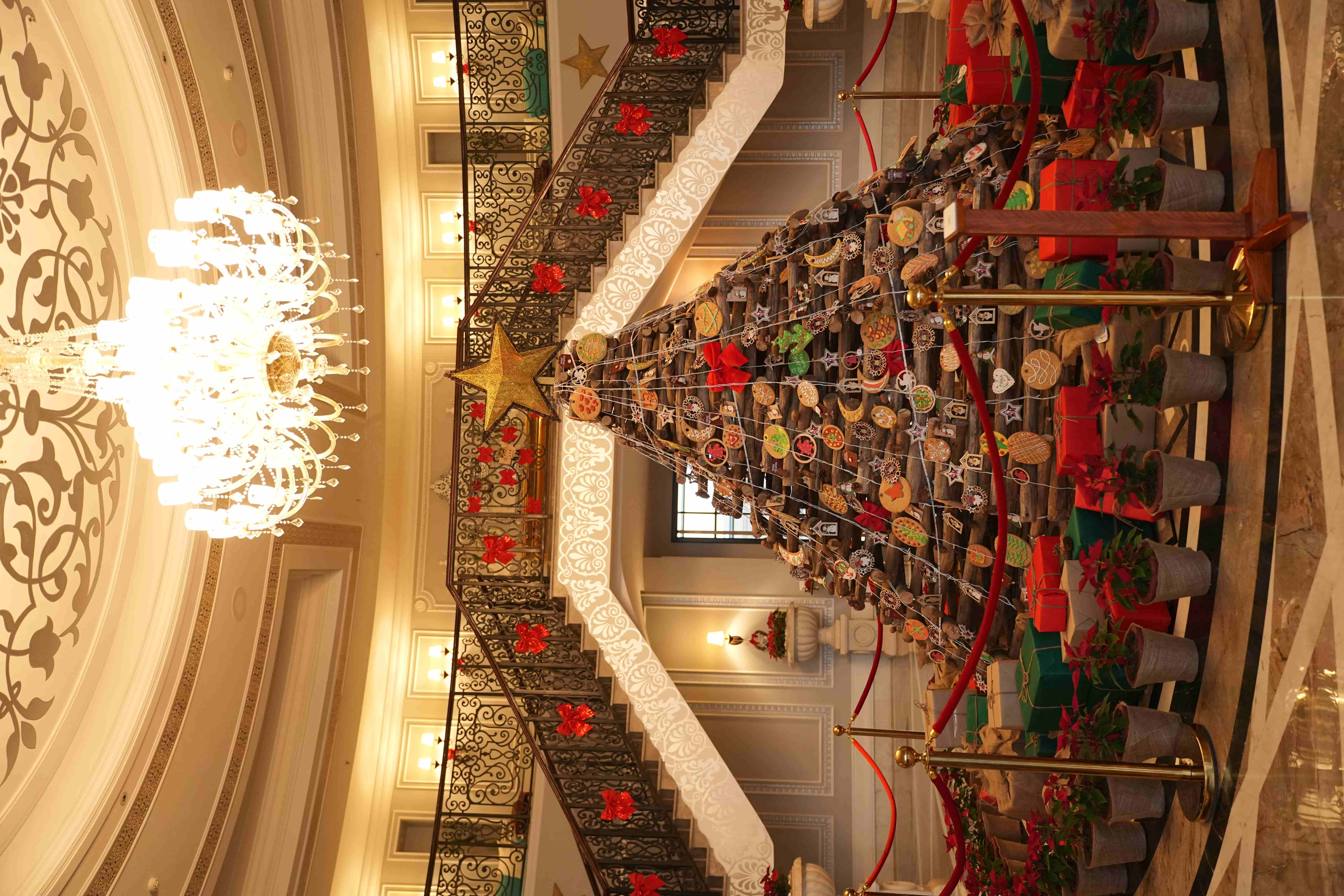 Raffles Christmas Decor 2 resize